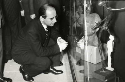 501377 Afbeelding van het bezoek van minister drs. E.J. de Pous van Economische Zaken aan de beurs Macroplastic in de ...